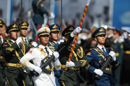 解放军仪仗队红场唱响《游击队之歌》