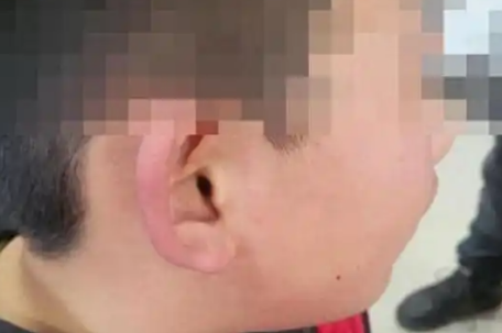 小学老师带儿子闯教室打学生被停职