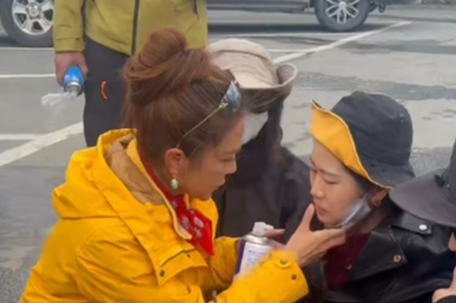 央视主持人朱迅在景区救人