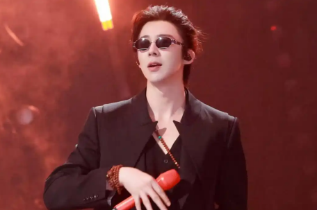 刘宇宁：早知道练点肌肉了