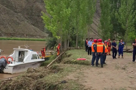 全家露营遇山洪 妻子和一孩子被冲走