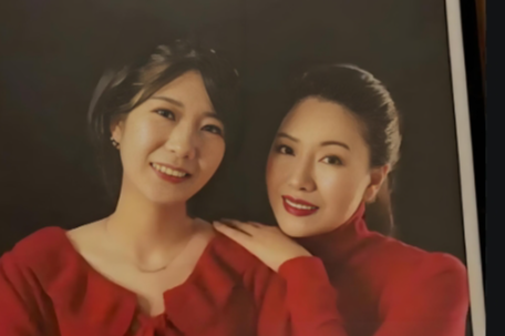 家门口遇害女生母亲感谢明星发声