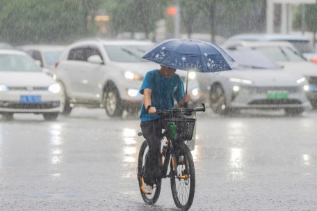 中央气象台发布暴雨高温双预警