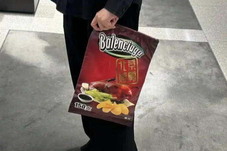 巴黎世家出"北京烤鸭"包卖15500元