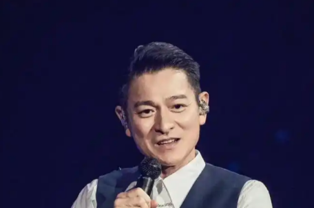 刘德华红毯上唱《爱你一万年》