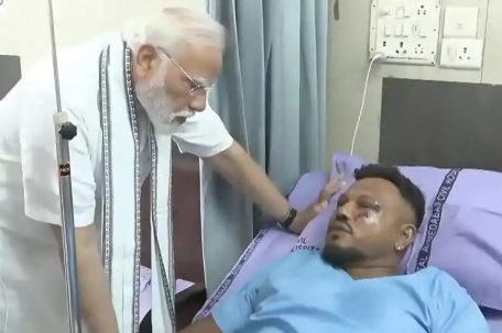 印坠机幸存者逃生画面：从黑烟中走出