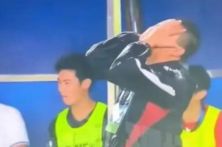 常州队教练大雨中跪地抱头