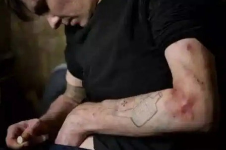 男子被亲弟冒充留吸毒案底 索赔50万