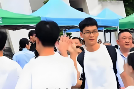 曾高考16次的唐尚珺到考场外加油