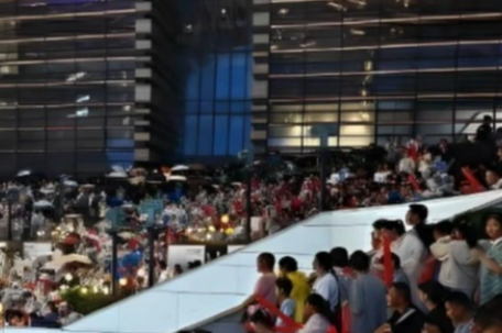 商场变苏超第二观赛区 5层楼站满人