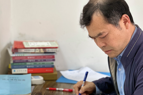 52岁大学生将毕业 一家四口都在上学