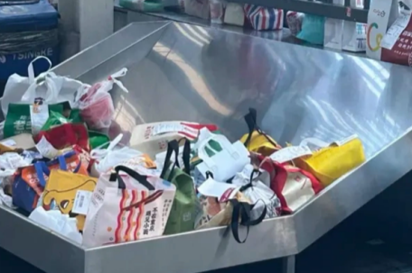 北大设滑梯外卖桌被指像猪食槽