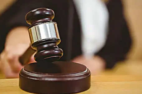 女子熟睡被男友持刀架在脖子上