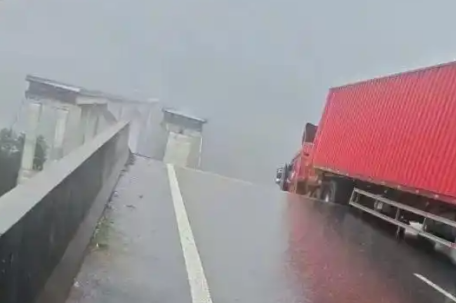 厦蓉高速一高速桥因持续强降雨垮塌