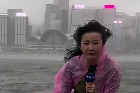 记者被台风吹到模糊