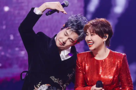 小沈阳夫妇与好友聚餐至深夜 