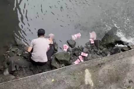 深圳一河道惊现大量成扎钞票