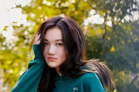 李嫣高中毕业 长发披肩神似王菲