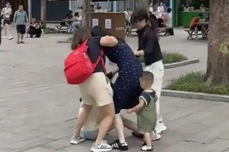 女子动物园制止不文明行为 反被群殴 