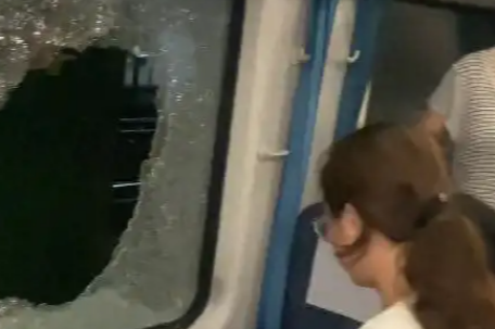 列车停运闷热难耐 乘客砸窗该不该