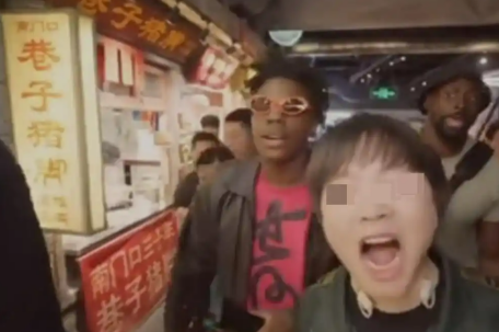 文和友老板因抢镜甲亢哥直播被骂