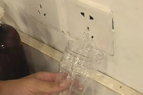 成都暴雨家中插座出水成瀑布