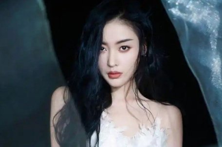 张天爱金丝长裙气质拉满