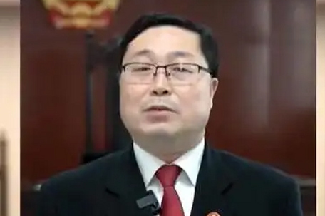 女子转身与男子相撞摔骨折获赔7万