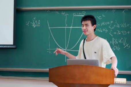 北大韦东奕去医院看牙