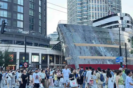 感受上海最新地标LV巨轮的人流量 