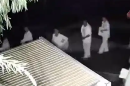 广州50多人凌晨穿白衣列队街头行走