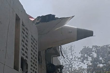 印度坠毁飞机尾部嵌在了楼房里