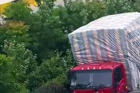 高速上演“刀片超车” 两车瞬间报废