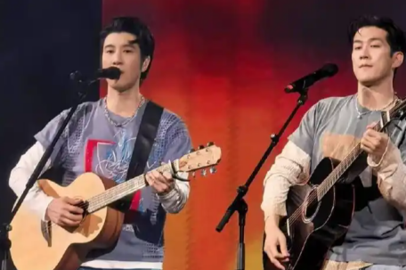 王力宏演唱会上演真假力宏合唱 