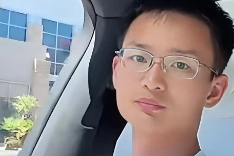 知情人：在美卖酱香饼小伙无合法执照