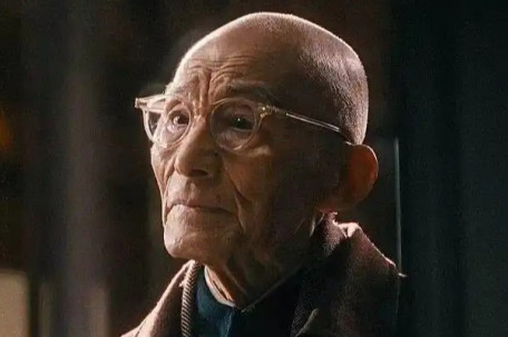 91岁游本昌露面大笑称活过来了