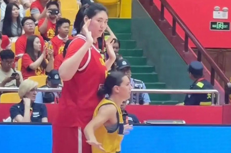 对手根本防不住2米26的张子宇