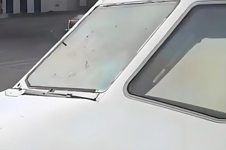 飞重庆航班遭冰雹袭击 挡风玻璃破裂