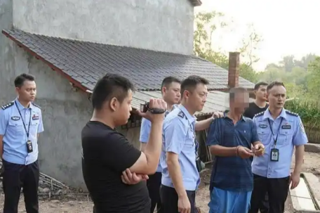 男子杀母亲女友带嫂嫂潜逃32年落网
