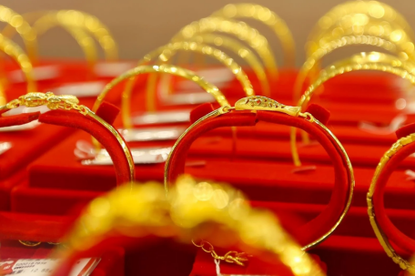 金饰价格回落至1000元以下