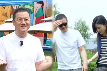 李亚鹏拄拐和妻子看女儿演出