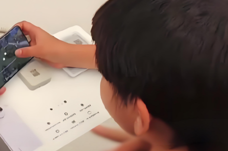 父母离婚没人管 小孩商场待着玩手机