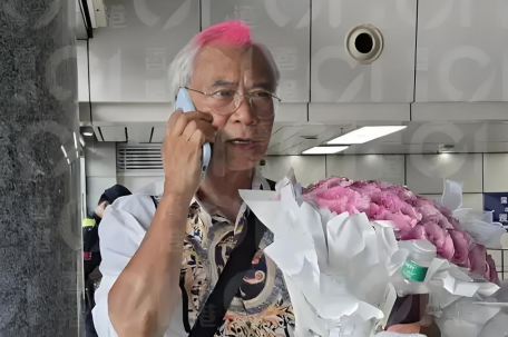 74岁老戏骨捧花接小36岁未婚妻出狱