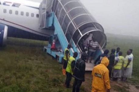尼日利亚一波音客机冲出跑道