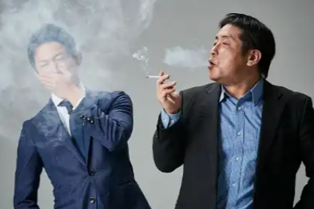 女子长期被迫吸二手烟痛苦地猛洗澡