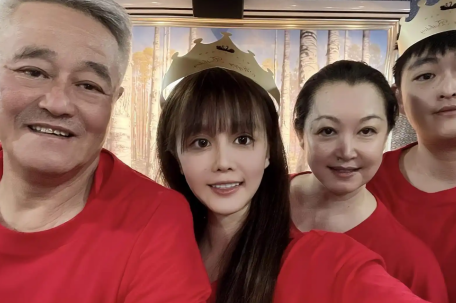 赵本山女儿否认整容失败