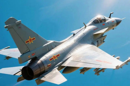 明星战机歼-10CE亮相巴黎航展