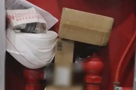 快递放“消火栓”违法