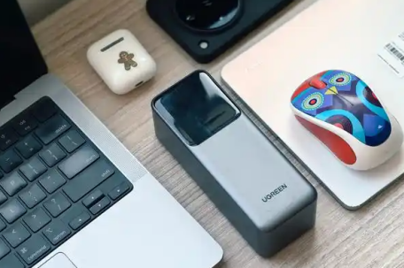 男子过安检被拦怒砸充电宝瞬间起火