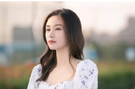 众多明星走红毯 王子文不慎摔倒